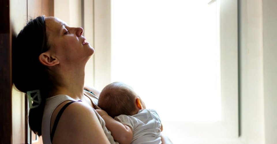 Mother’s Day: ‘परफ़ेक्ट माँ’ बनने की होड़ में अपनी मानसिक सेहत न खोएं